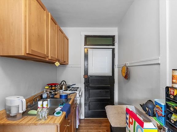 2nd image of 658 W Oakdale Ave APT 3B