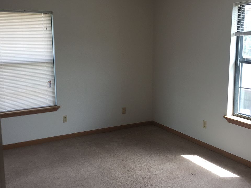 2nd image of 924 NE Sunnyside Ln APT F