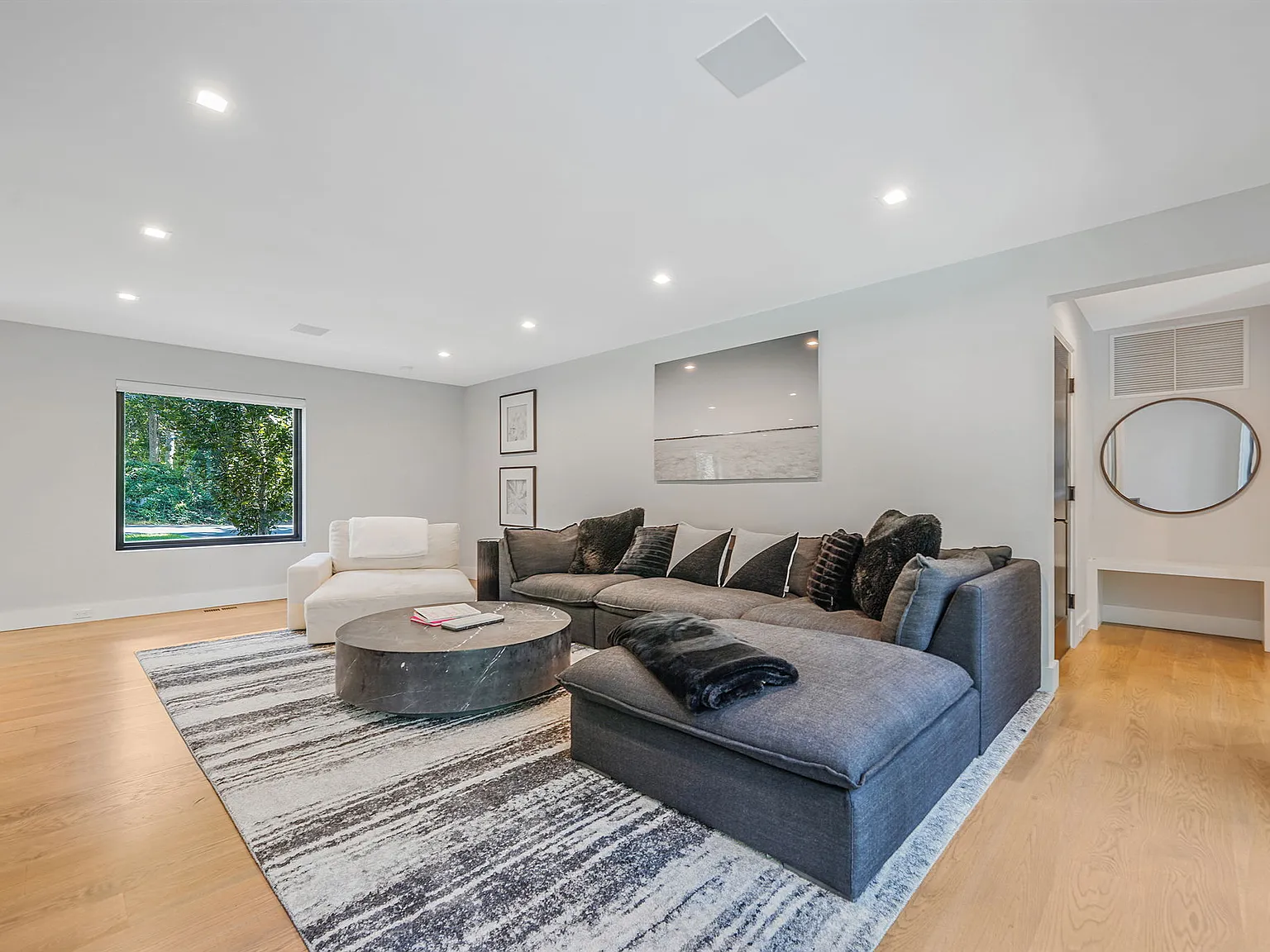 Perfectly situated in Sag Harbor — Photo 4