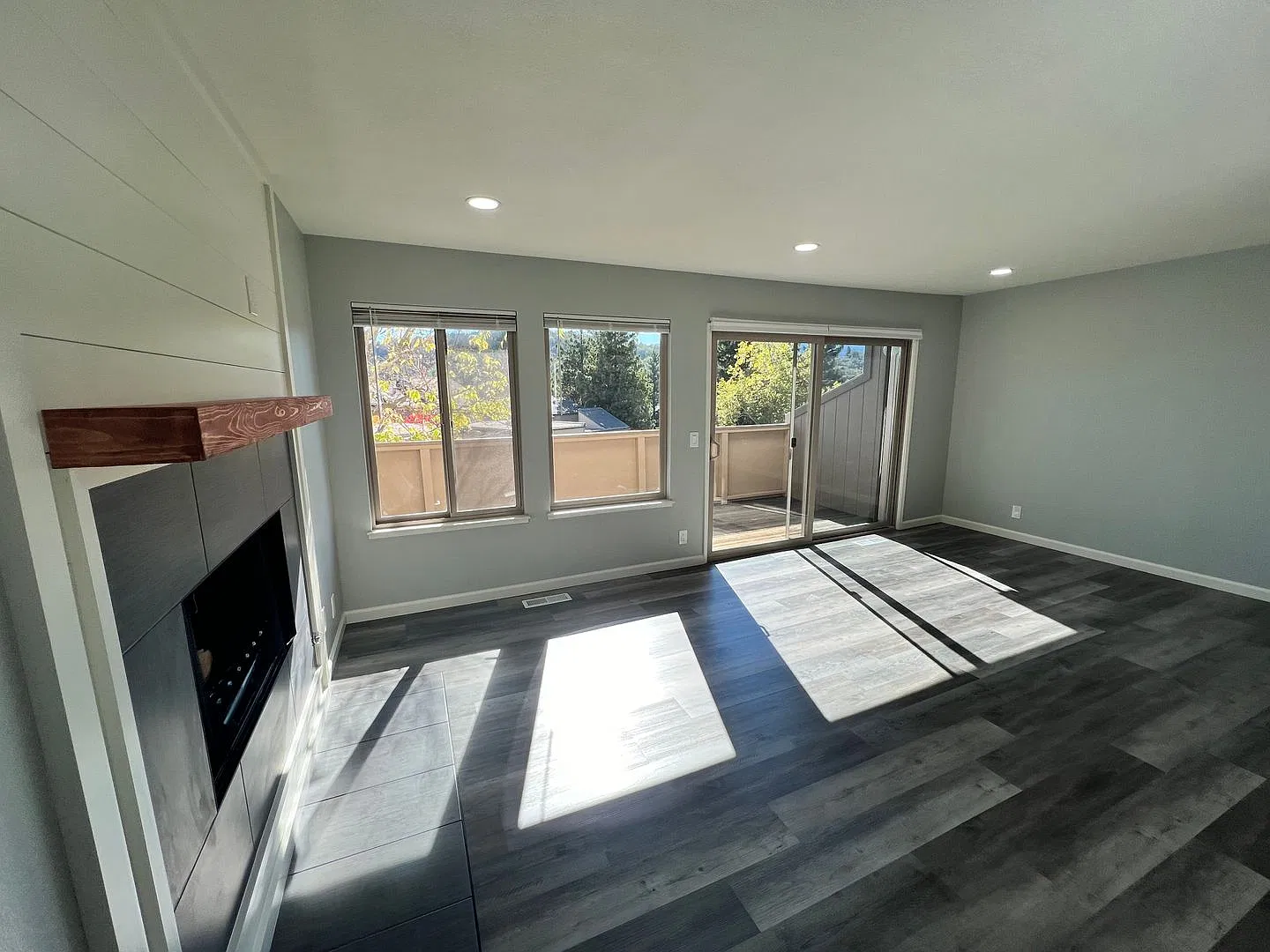 Stunning Fully Renovated Three Bedroom Townhouse — Photo 4
