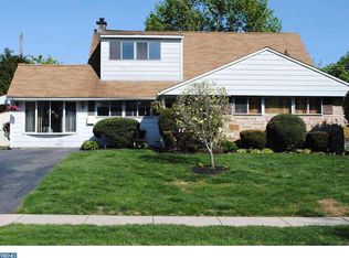 33 Hamlet Rd, Levittown, PA 19056