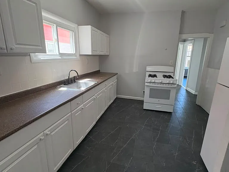 381 Leslie St #2 — Photo 1