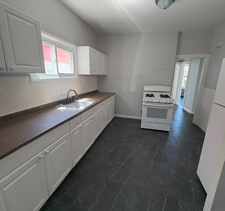 1st image of 381 Leslie St Floor 2