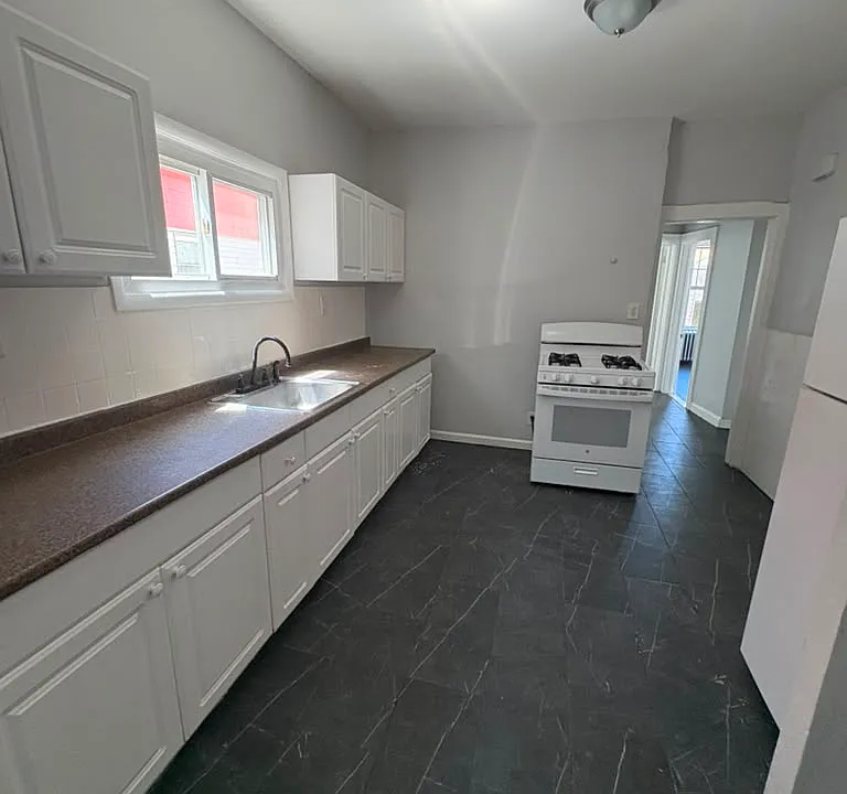 381 Leslie St #2