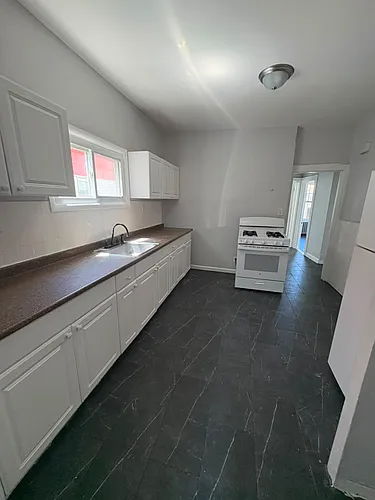 381 Leslie St Photo 1