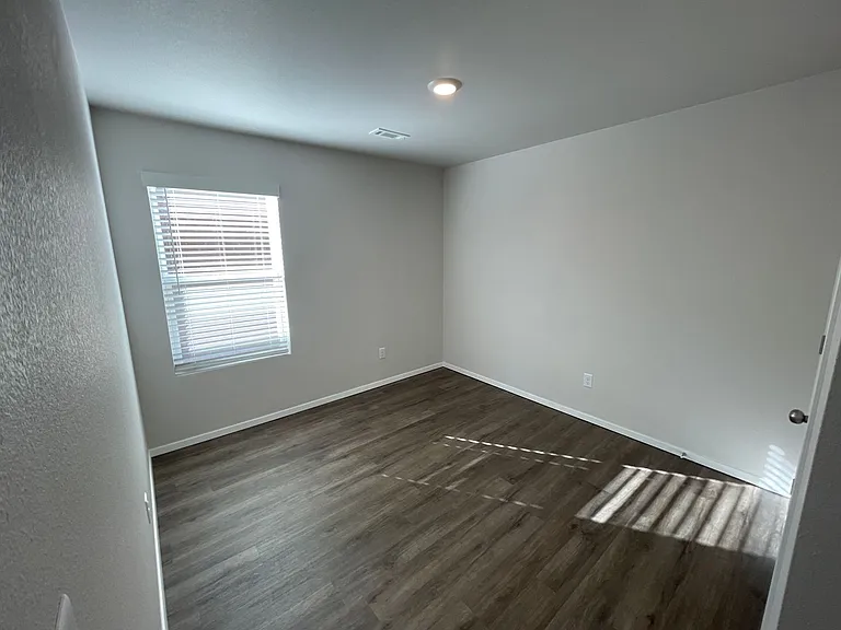 1742 Loveland St — Photo 6