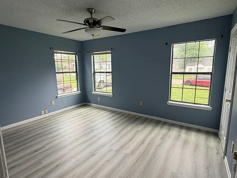 1227 W Ave E — Photo 5