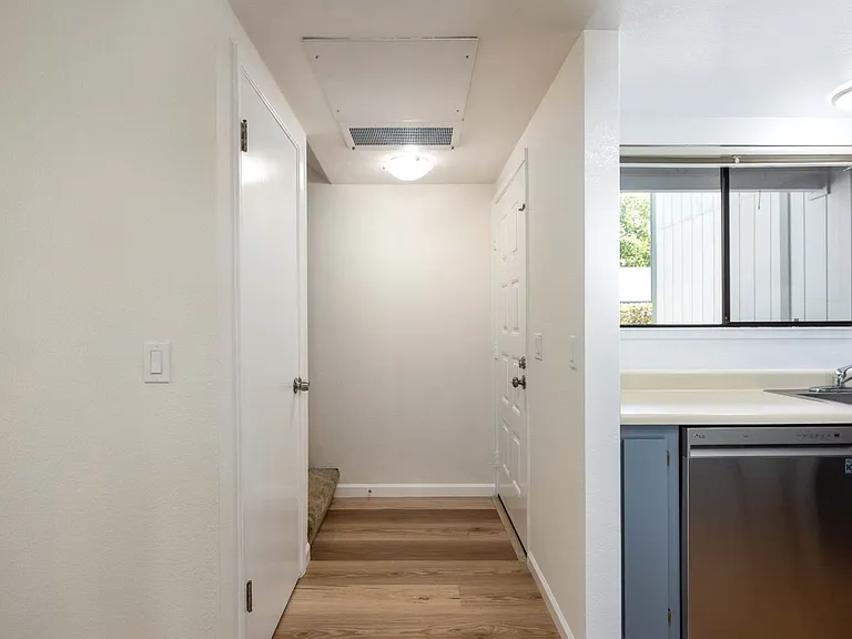 422 Occidental Cir — Photo 3