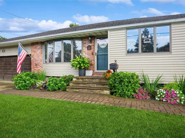 224 E Farmingdale Street, Islip Terrace, NY 11752
