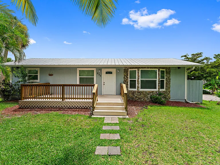 856 SW Rustic Cir — Photo 1