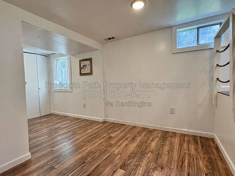 421 S 11th St — Photo 11