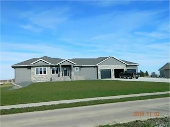 702 38th St, Spirit Lake, IA 51360