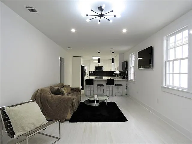 2 bed, 1.0 bath, 948 sqft, $2,200 — Photo 3