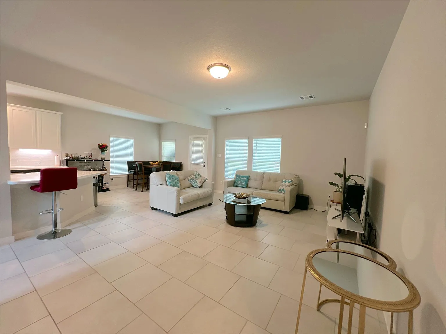 4 bed, 2.5 bath, 2455 sqft, $2,650 — Photo 3