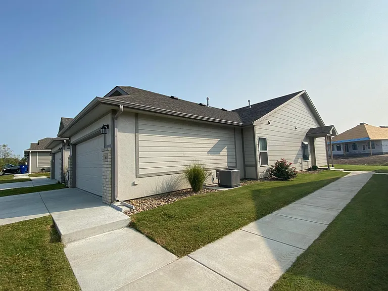8145 E 34th Ct S — Photo 2