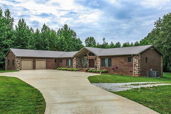 4th image of 296 Cozy Cove Ln