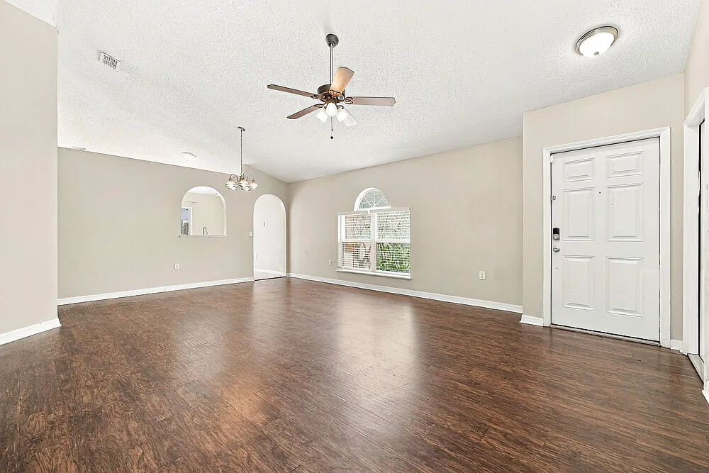 3 bed, 2.0 bath, 1292 sqft, $1,900 — Photo 3