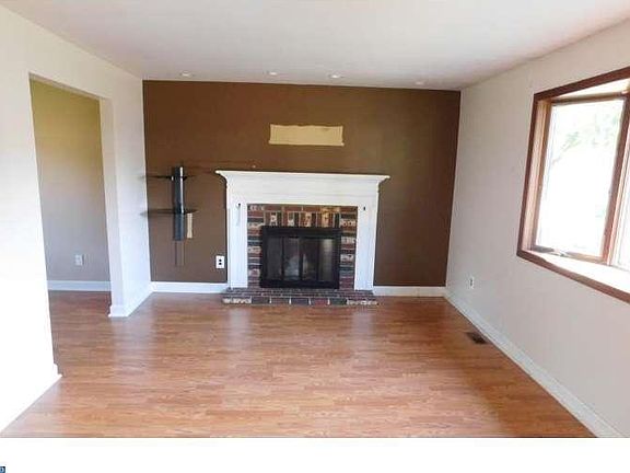 4th image of 308 Tenby Chase Dr