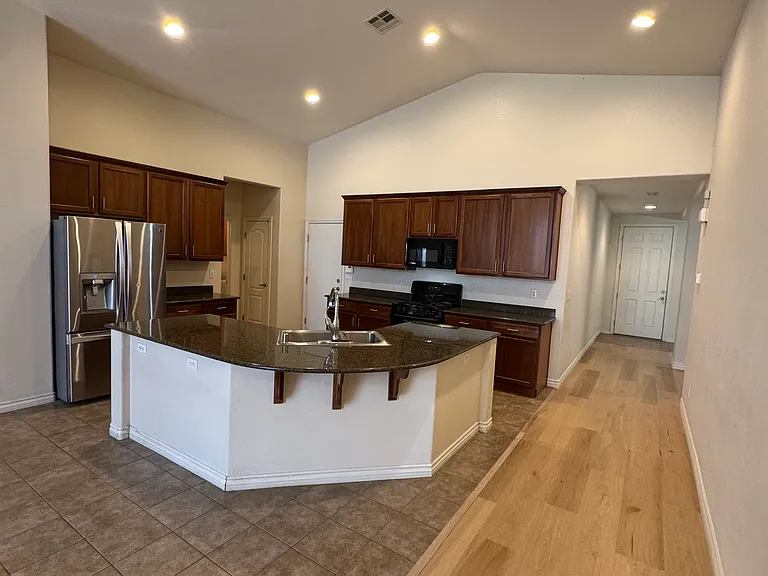 2516 Alma Lidia Ave — Photo 10