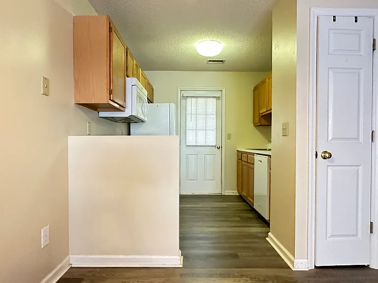 610 English Ct — Photo 3