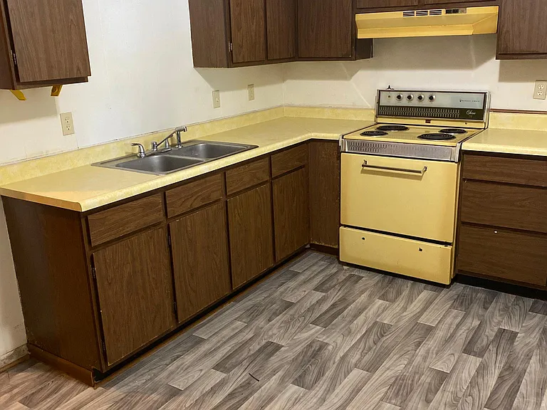 740 E 1st North St #8 — Photo 4