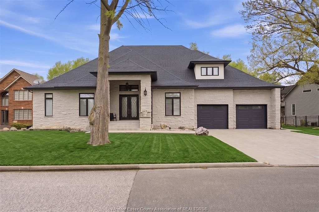 1094 Roseland Dr S