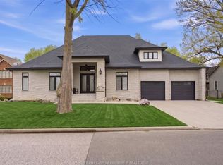 1094 Roseland Dr S, Windsor, ON N9G1T8