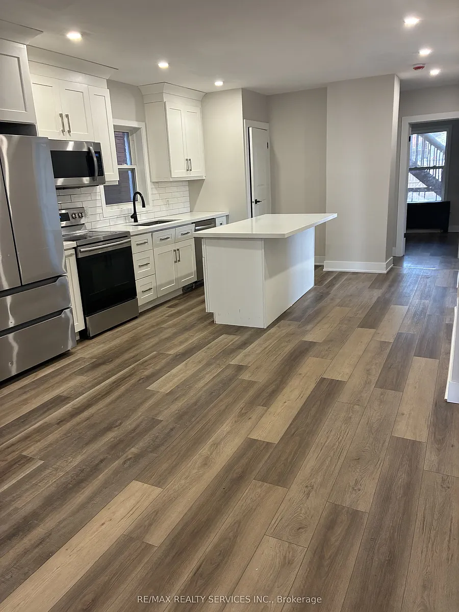 Building Photo - 748 Barton St E #1