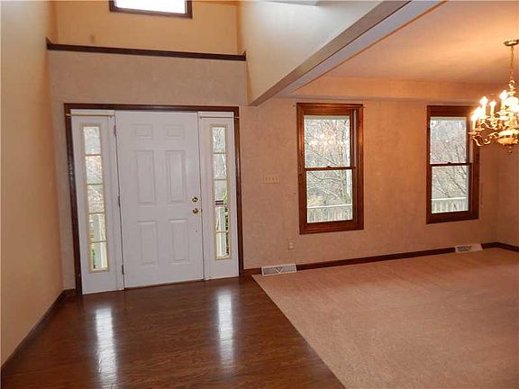 5th image of 105 Fox Meadow Dr