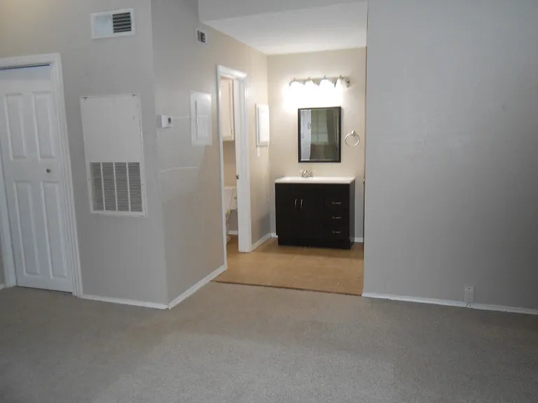 Hulen Heights Apartments — Photo 8