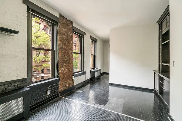 Sold by Yael Dunsky Real Estate | media 8