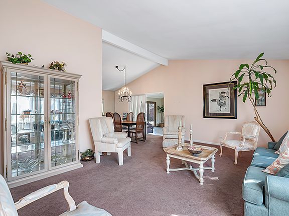 3rd image of 135 Fernwood Dr