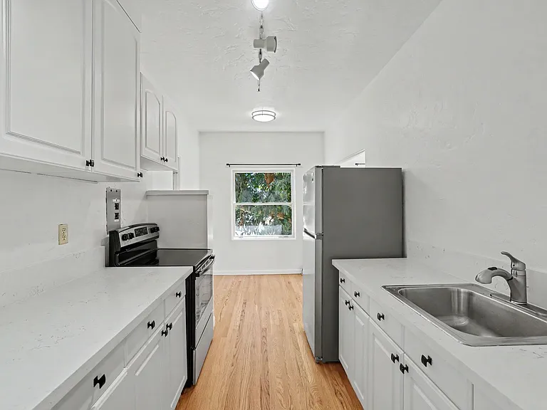 611 E 20th St #202 — Photo 3