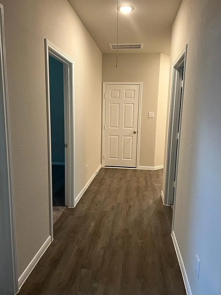 3 bed, 3.0 bath, 1904 sqft, $2,150 — Photo 3