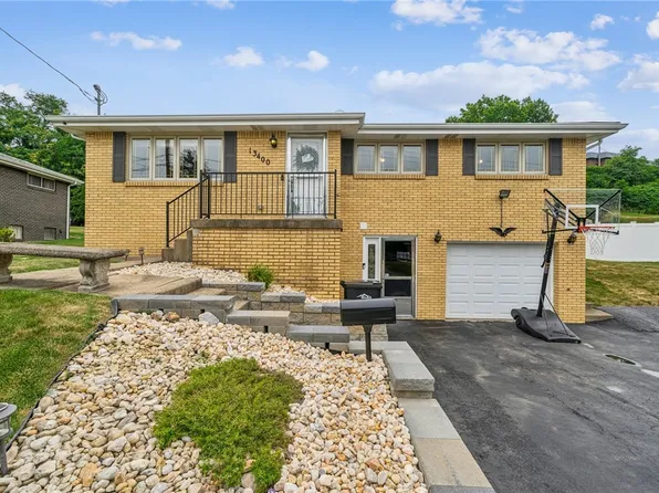 13400 Saint Clair Dr, Irwin, PA 15642