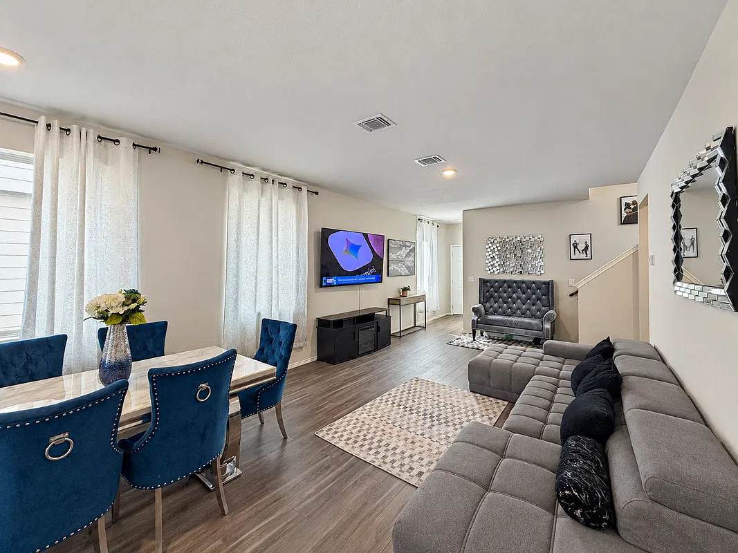 4 bed, 2.5 bath, 2102 sqft, $2,100 — Photo 2