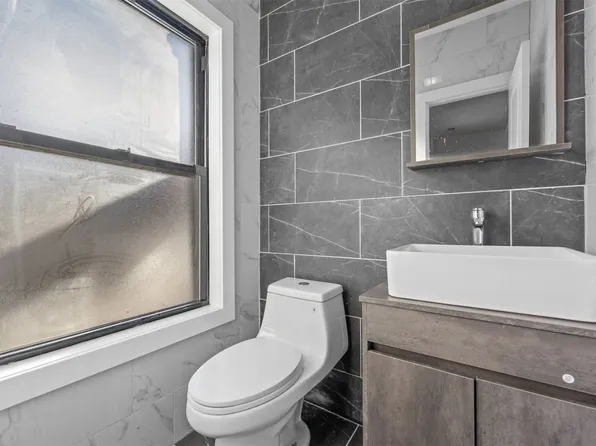 184-09 Jamaica Avenue image 11 of 13