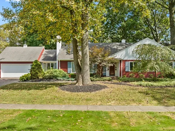 2520 Belleflower Dr, Alliance, OH 44601