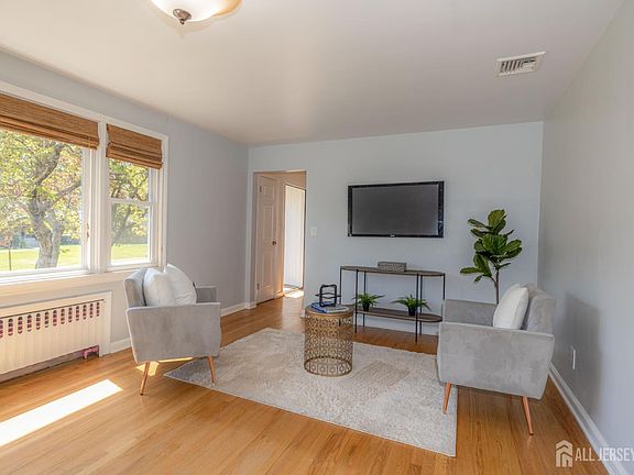 5th image of 14 Meadowbrook Ln