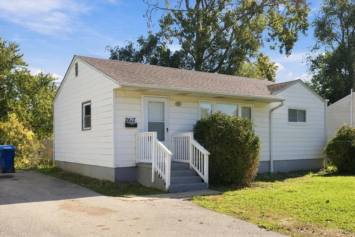 3 bed, 864 sqft, $2,250 — Photo 1