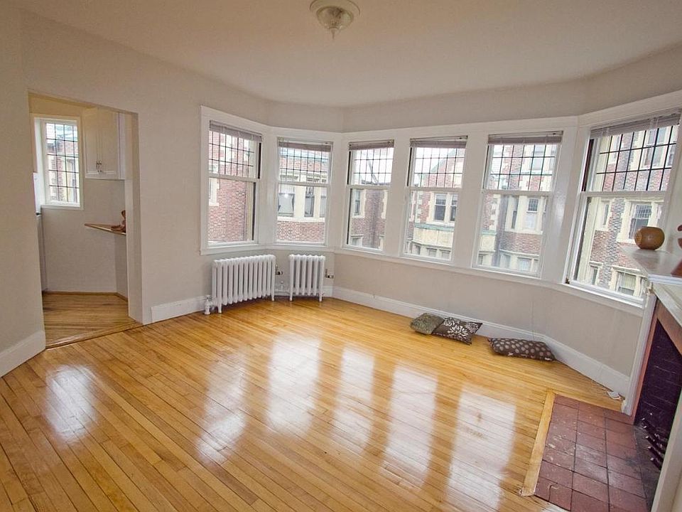 Bright Sunny Living Room with a lot of Windows
