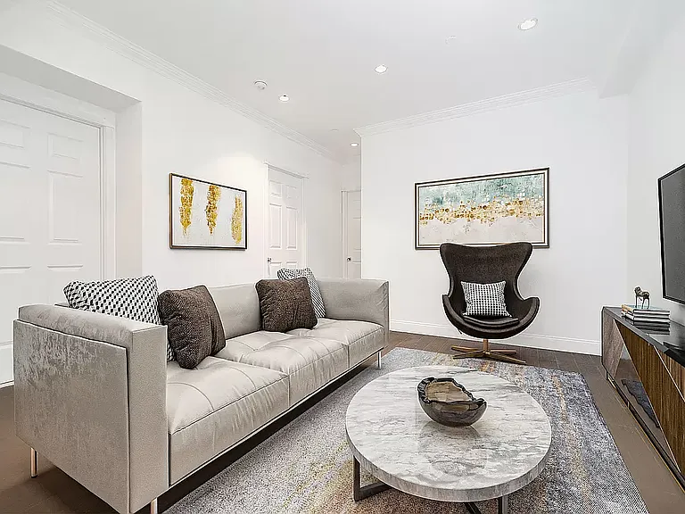 326 E 4th St #3B — Photo 1