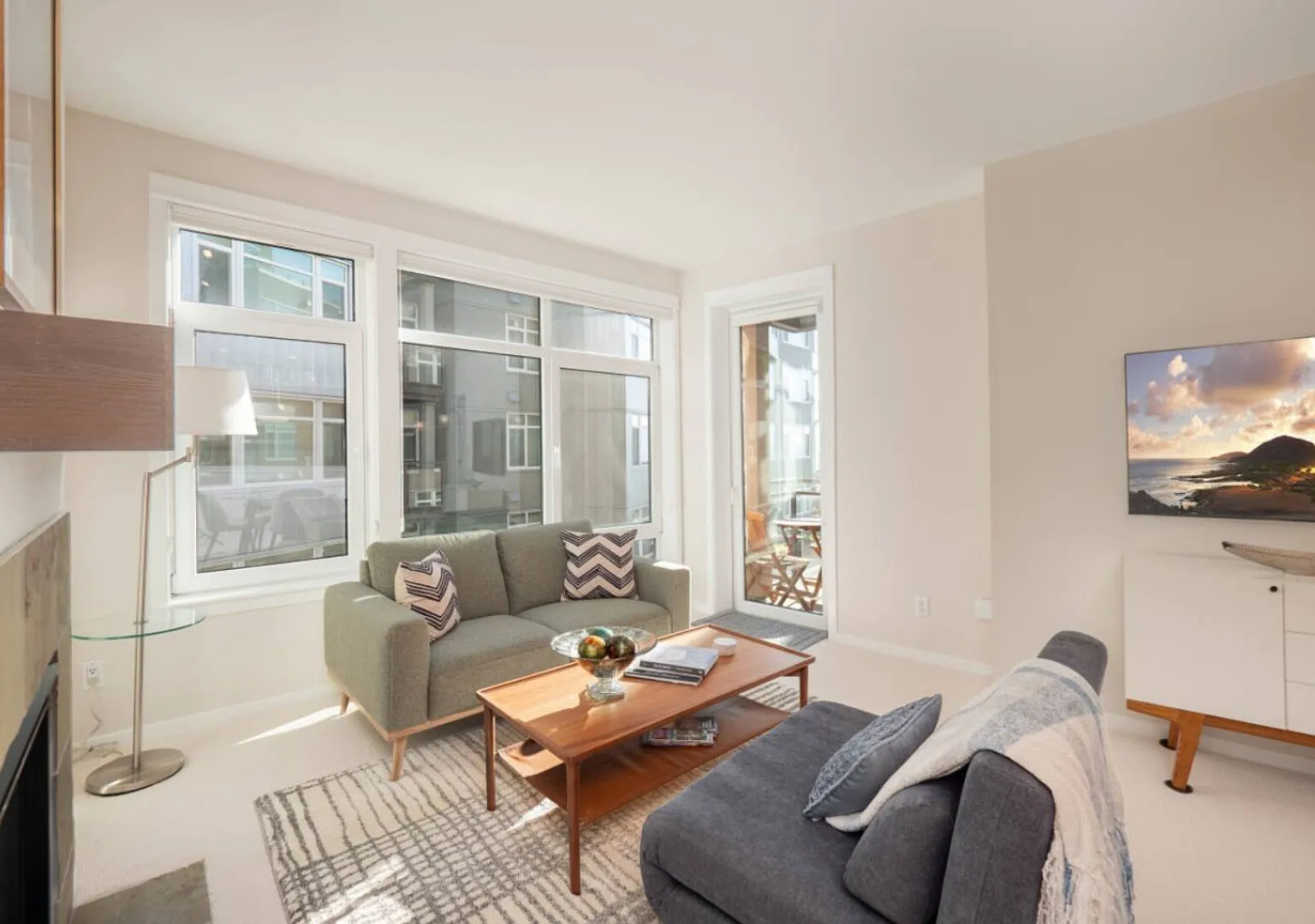 Waterfront Spacious 1BR+Den Walk to Pike Place — Photo 1