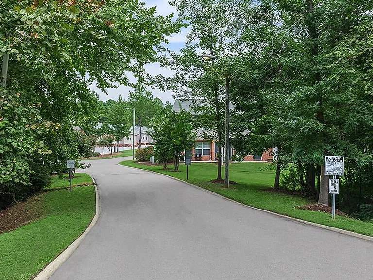 Greens of Pine Glen Apartments — Photo 31