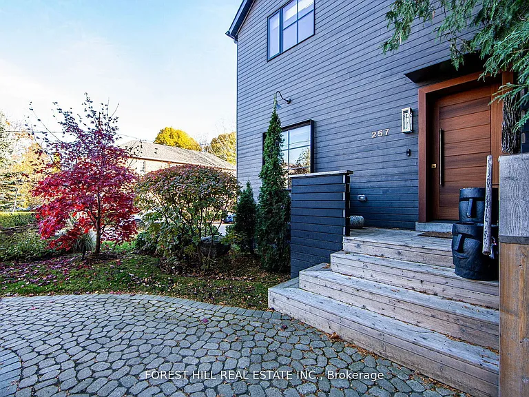 257 Manor Rd E — Photo 2