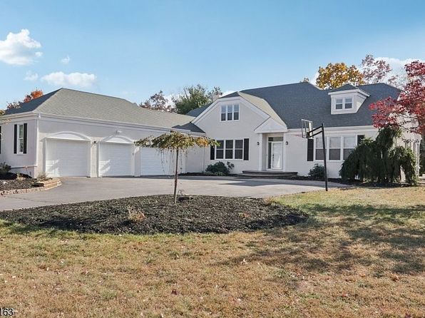 4 Langfeldt Ct