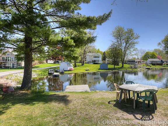3rd image of 65 Island Ct
