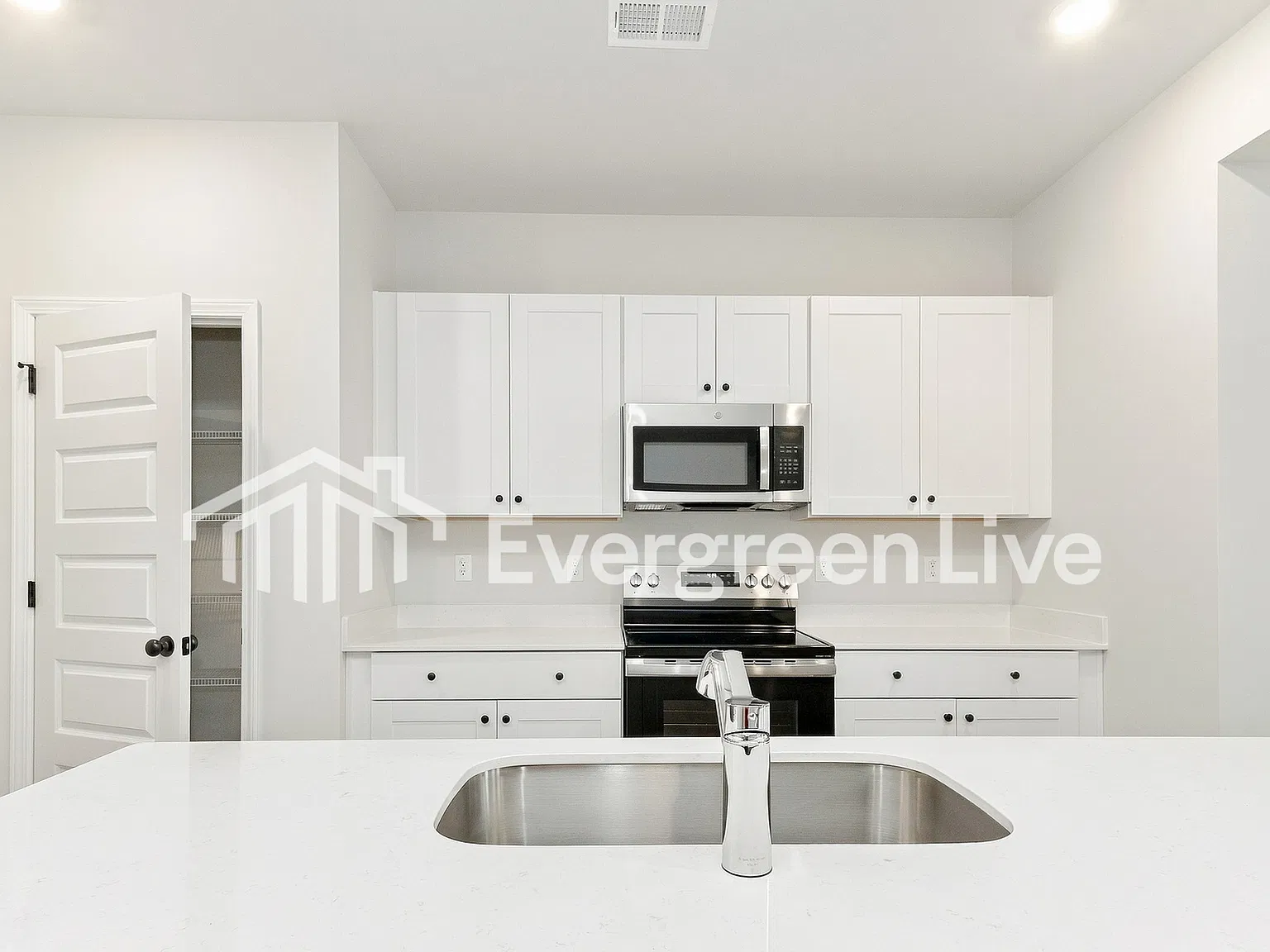 3 bed, 3.0 bath, 1872 sqft, $2,245 — Photo 4