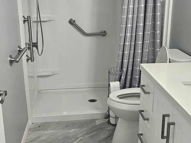 1074 Lakeshore Dr W — Photo 11