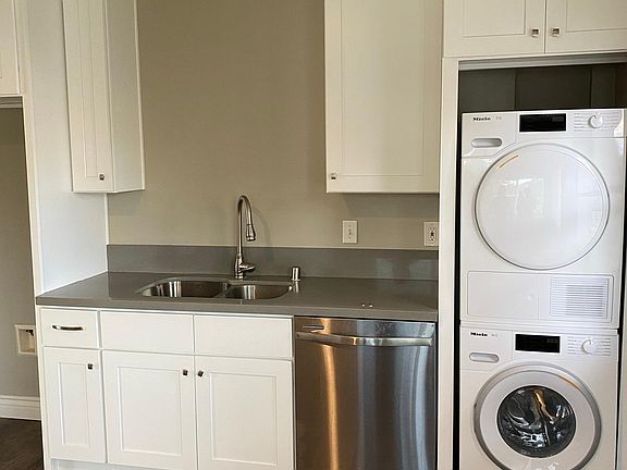 2nd image of 215 Flower St Unit A